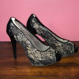 Black lace Guess heels. NWT